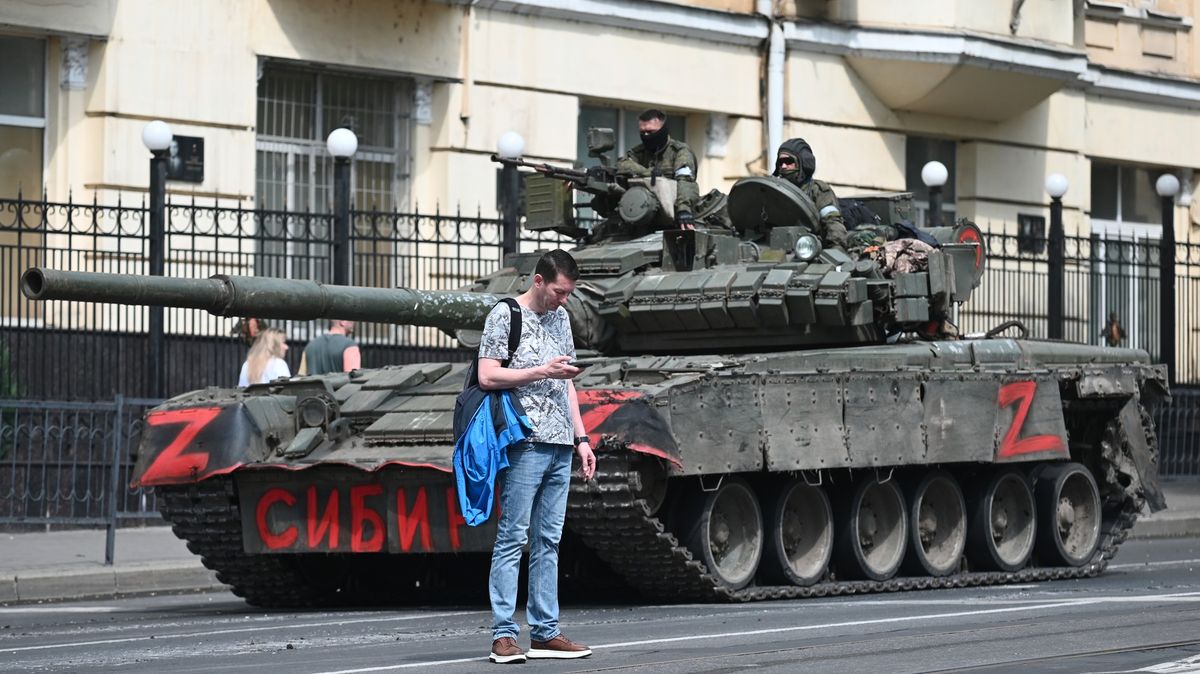 Fotky z „vagnerovského“ Rostova: Lidé si prohlížejí tanky v ulicích